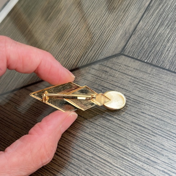 Art Deco Style Pin with Faux Oval Pearl Cabochon - Picture 14 of 14